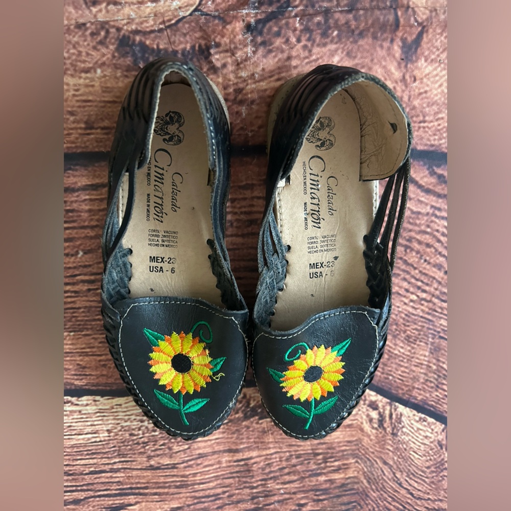 Chic Black Moccasins‎ with Sunflower Embroidery - Picture 4 of 11